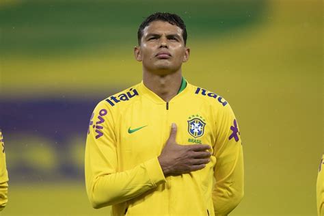 Chuyện tình đầy bất ngờ của Thiago Silva và nữ hoàng nhạc pop Brazil!